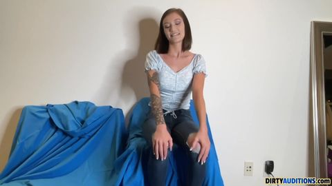 La jeune Riley Mae se fait bouffer sa petite chatte serrée !
