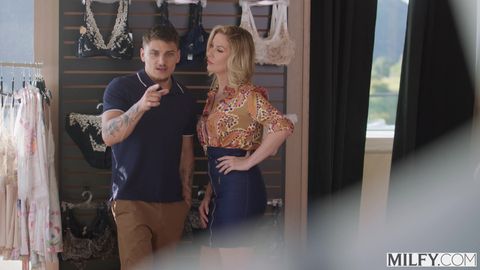 La MILF blonde va profiter pour baiser une jeune bite raide !