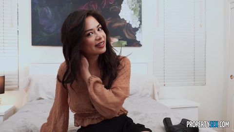 Scarlett Alexis écarte sa chatte devant son client et se fait lécher avidement !