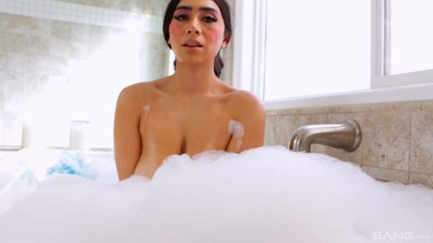 Violet Myers après la douche, chevauche une grosse bite blanche !