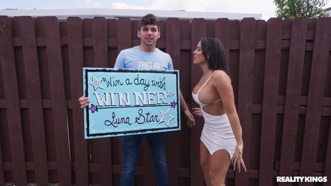 La latina Luna Star baise le gagnant du concours dans une van !