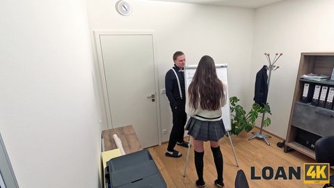 La brune Vixi Rafi, secrétaire, baise la grosse bite de son directeur au bureau !