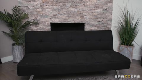 Scarlett Alexis et Vanessa Sky, en chaleur, cherchent un mec pour assouvir leur envie