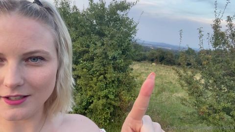 Une jolie blonde française se fait baiser à la campagne