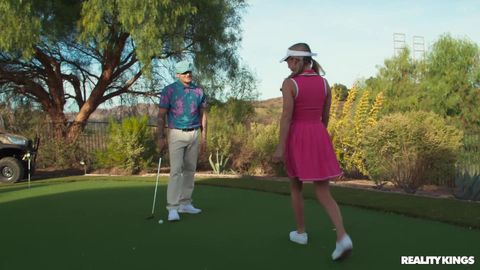 Jeune instructeur de golf baise une milf sur le terrain