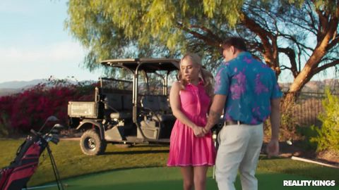 Jeune instructeur de golf baise une milf sur le terrain