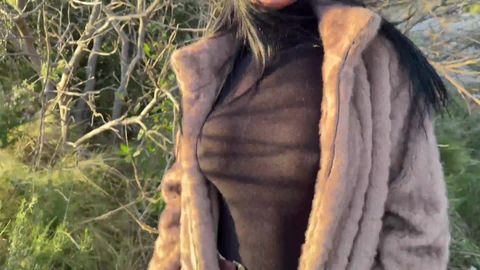 La jeune Ludivine Summers ce fait baiser dans un trio