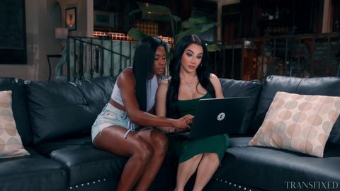 Une trans et sa copine se réjouissent du nouveau plug anal