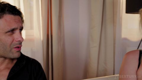 La russe Jessie Ames apporte du potage et son cul béant