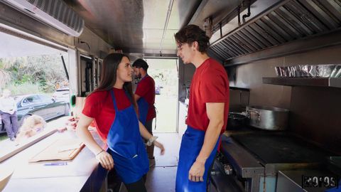 Jolie fille suce les collègues dans une roulotte à bouffe