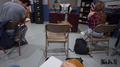 Étudiante asiatique suce son collègue durant la classe de chimie