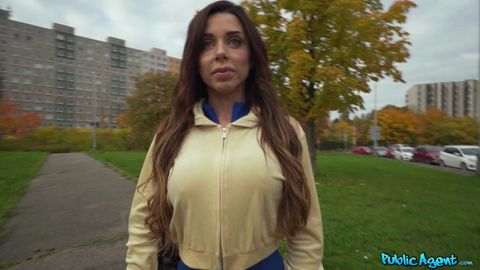 Molly teste toutes ses expériences sexuelles à Iciporno