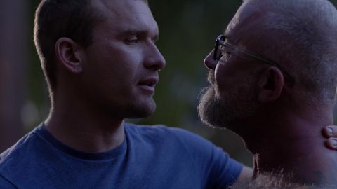 Le beau-père gay de ce mec est un dilf musclé de bonne apparence